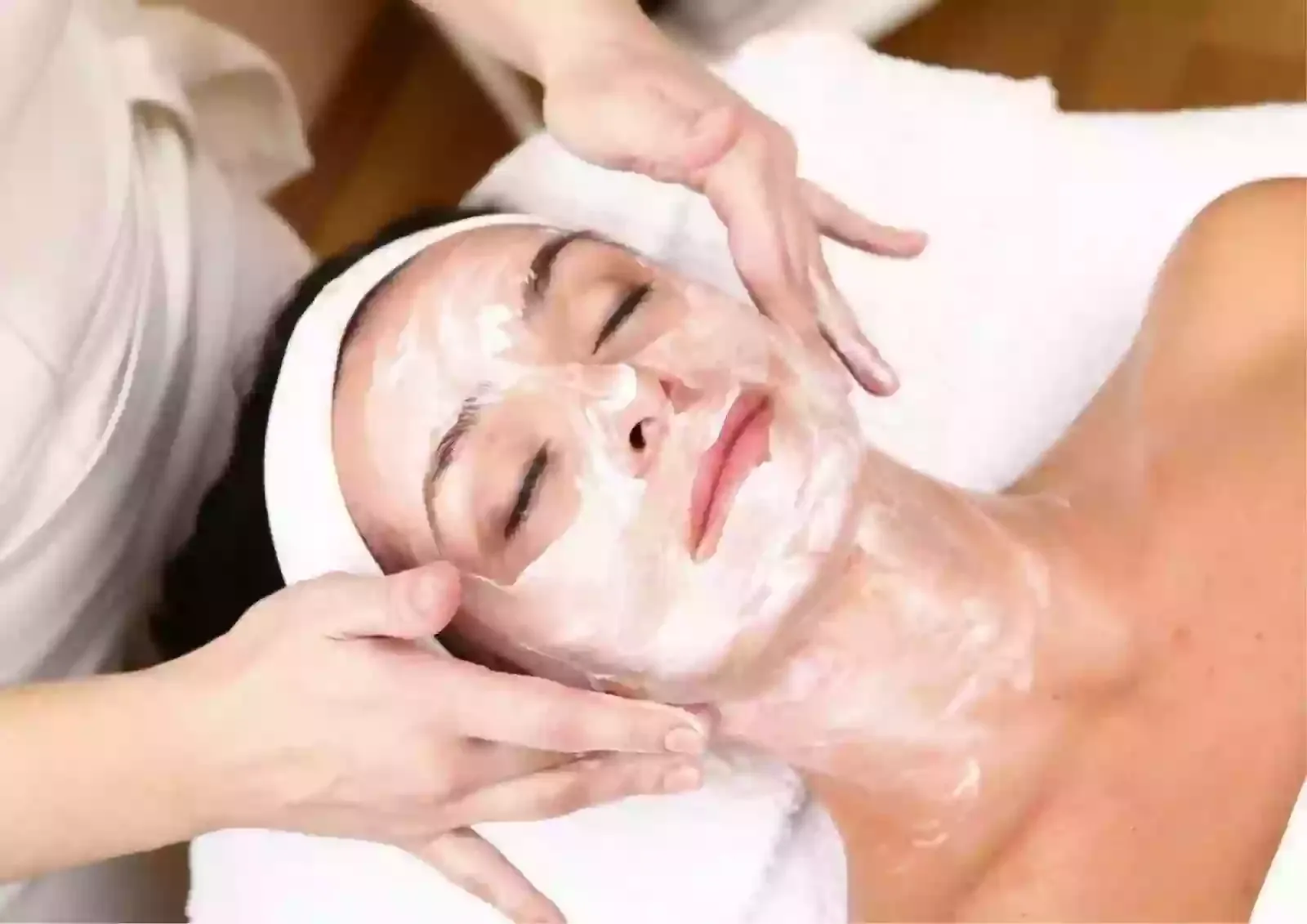 Facial treatment with a cleansing mask
